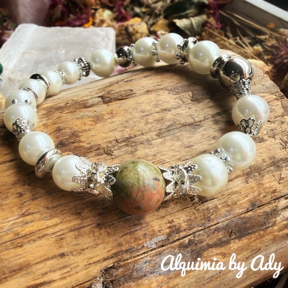 BAROQUE + White Pearl Bracelet with green UNAKITE Stone